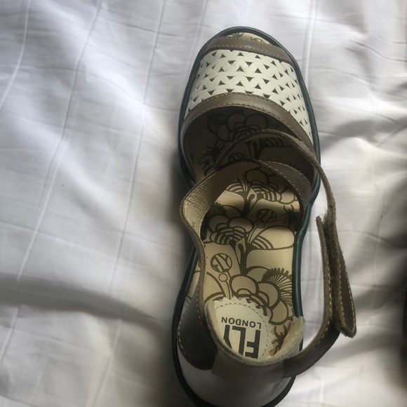 EUC! Fly sandals with adjustable strap - Picture 4 of 5